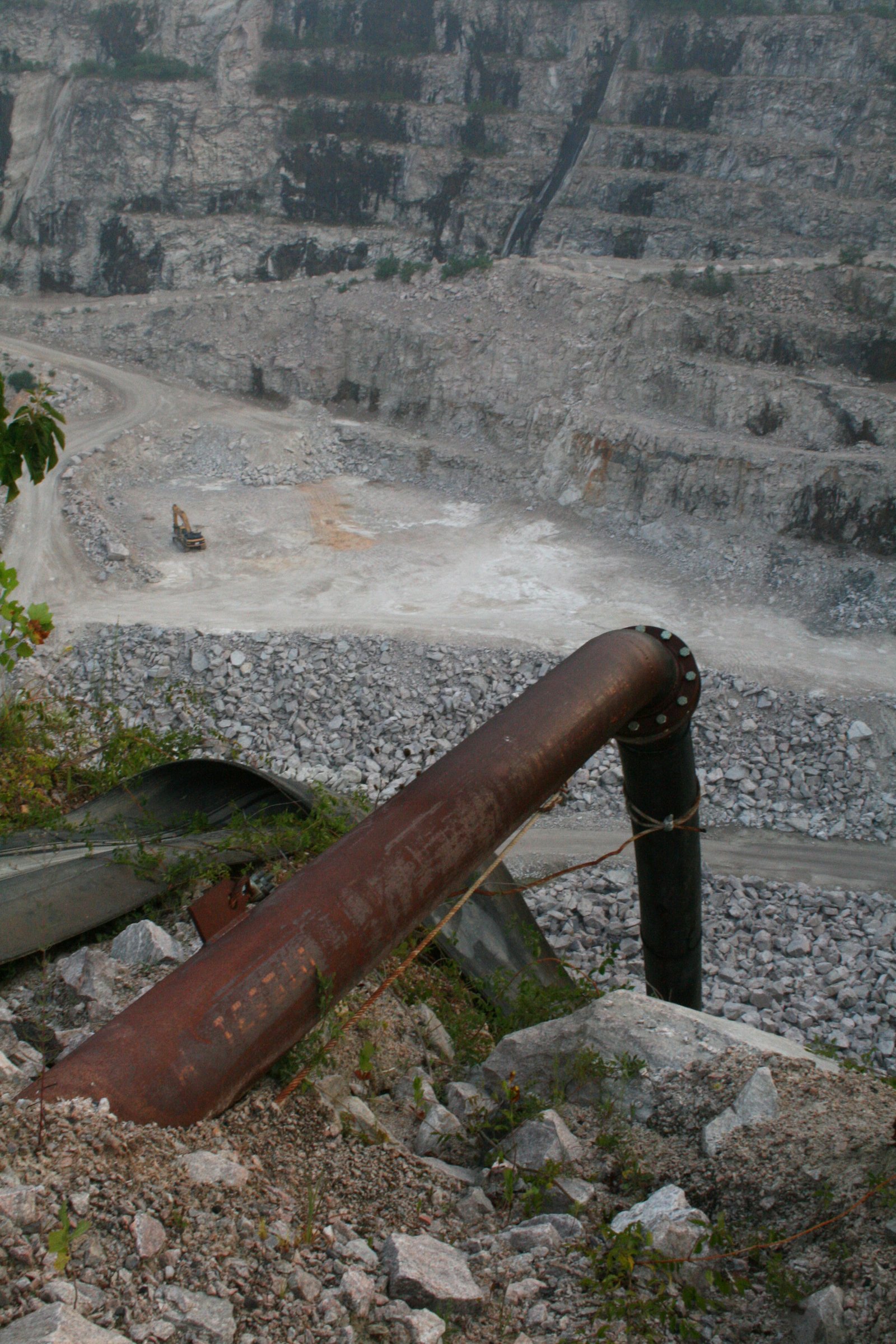 Chantier routier avec matériaux de construction